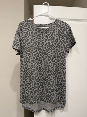 Zoe + Liv Gray Leopard Short Sleeve Tee